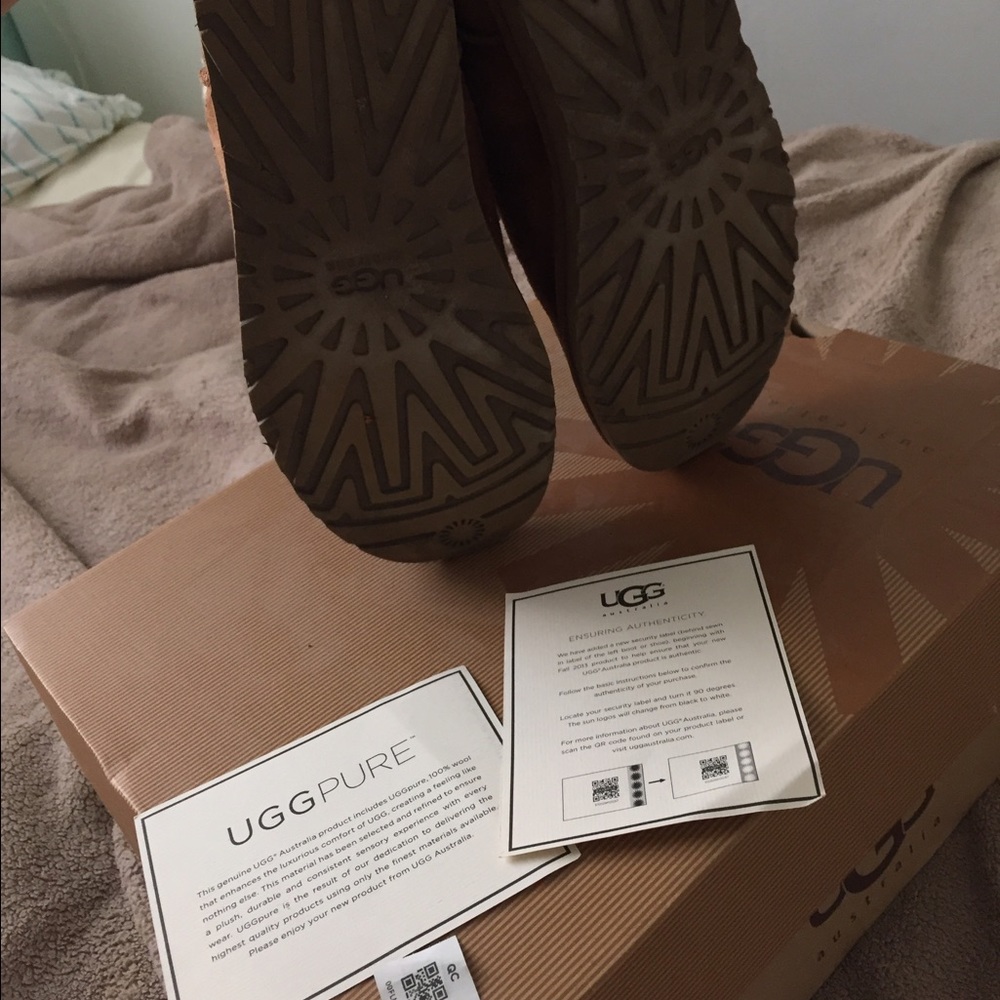 Bailey Button Uggs - Picture 3 of 4
